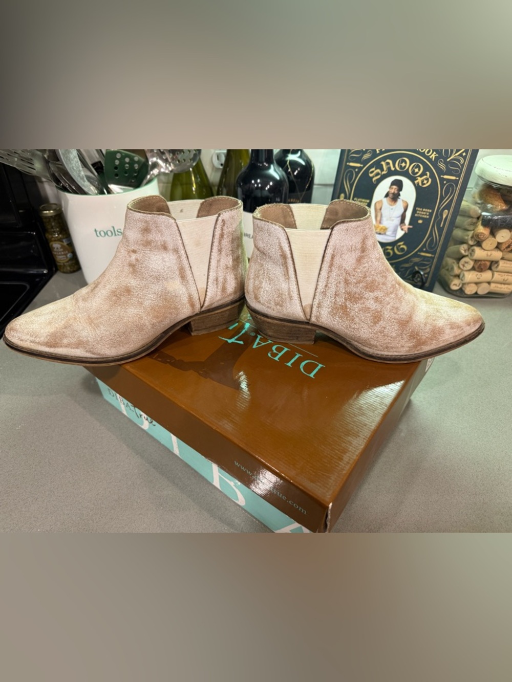 Diba Cream distressed Chelsea Ankle Boots